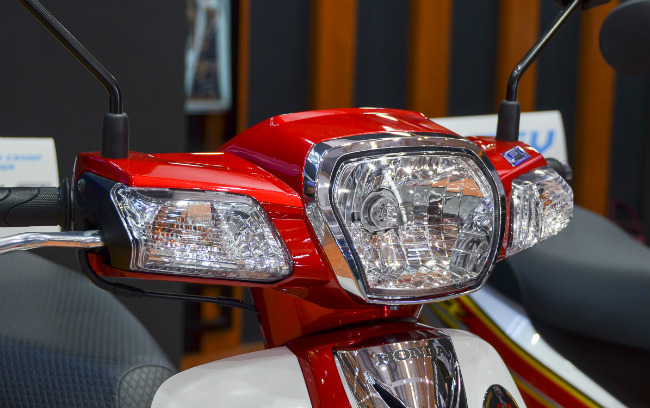 Cận cảnh đèn pha của 2017 Honda EX5 Dream Limited Edition.