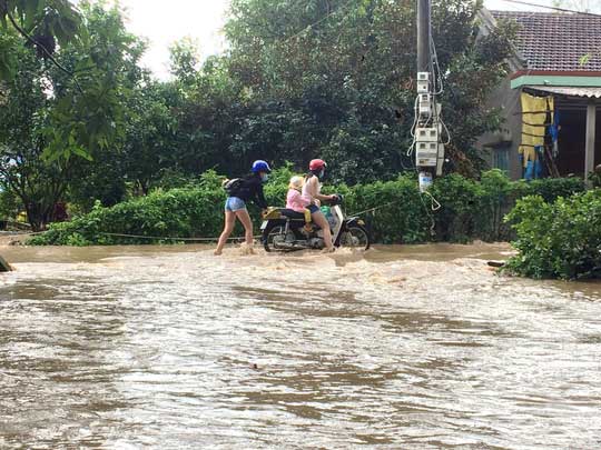 Phú Yên: Nước sông đột ngột lên cao, 1 người bị cuốn trôi - 1