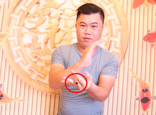 Video: “Vua nhẫn” VN tiết lộ tuyệt chiêu đeo nhẫn đầy ảo diệu - 1