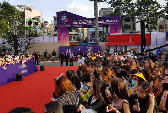 Hàng trăm fan Việt chen chúc, xếp hàng dài 1km để đón sao Hàn tại MAMA - 1