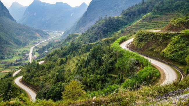 Cung đường quanh co giữa Hà Giang và Đồng Văn chạy dọc biên giới với Trung Quốc là lựa chọn lý tưởng dành cho du khách thích khám phá bằng mô tô.