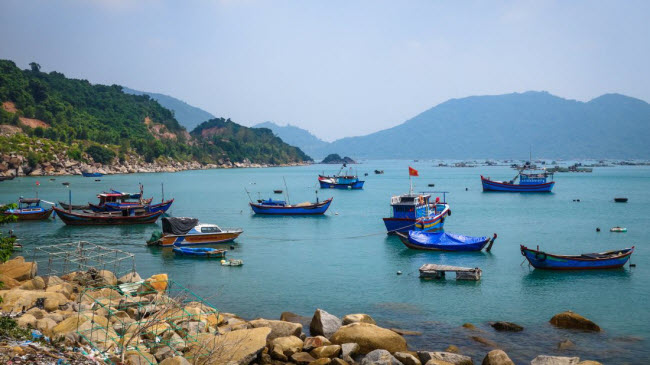 Phương tiện đánh cá nằm chờ ngoài cảng ở thị trấn Chí Thạnh, tỉnh Phú Yên.