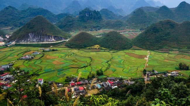 Những ngọn núi đá vôi trông như tổ ong ở thị trấn Tam Sơn, tỉnh Hà Giang, còn được gọi là Nhũ Tiên. Phong cảnh như thế này khiến miền bắc Việt Nam trở thành địa điểm du lịch hấp dẫn.