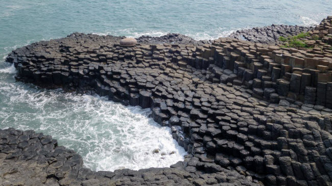 Gành Đá Đĩa ở Phú Yên được hình thành từ hàng nghìn trụ đá bazan hình lục giác nằm sát bờ biển. Tuy nhiên, địa điểm này ít được du khách biết đến.