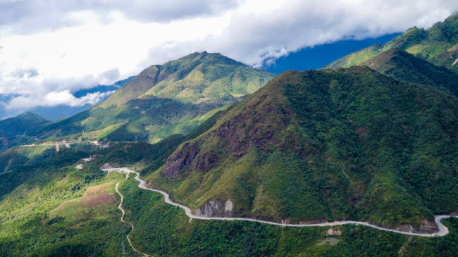 Quốc lộ 4D chạy dọc sườn núi nằm giữa Lai Châu và Sa Pa. Các đỉnh núi ở đây thường bị mây che phủ, nhưng một vài du khách may mắn có thể được ngắm chúng và điều đó mang lại trải nghiệm không bao giờ quên.