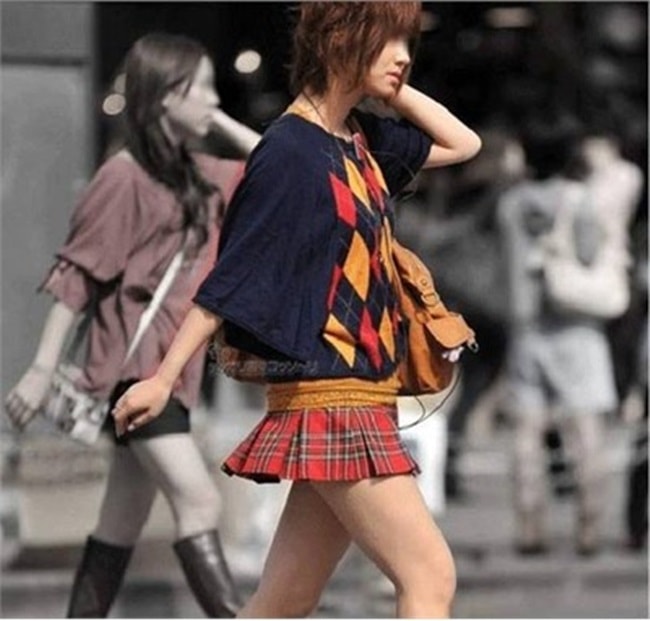 Tại Nhật Bản, váy ngắn từng là 1 xu hướng khiến giới trẻ điên đảo và thậm chí là đồng phục truyền thống của nữ sinh nước này.