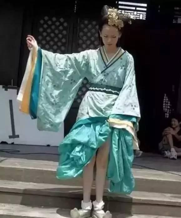 Cười sặc cách chống nóng "vô đối" trên trường quay của sao Hoa ngữ - 5