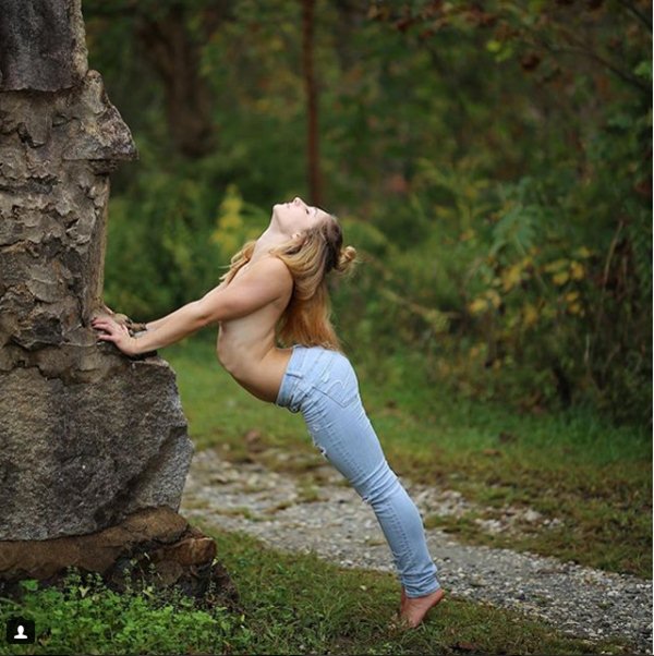Tập yoga khỏa thân, cô gái 21 tuổi bị la ó vì ngực nhỏ - 1