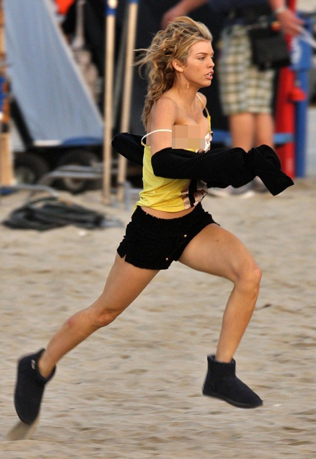 Trên trường quay phim truyền hình 90210 ở Los Angeles, nữ diễn viên AnnaLynne McCordkhông may để tuột áo lót để lộ gần hết ngực khi đang diễn một cảnh chạy.