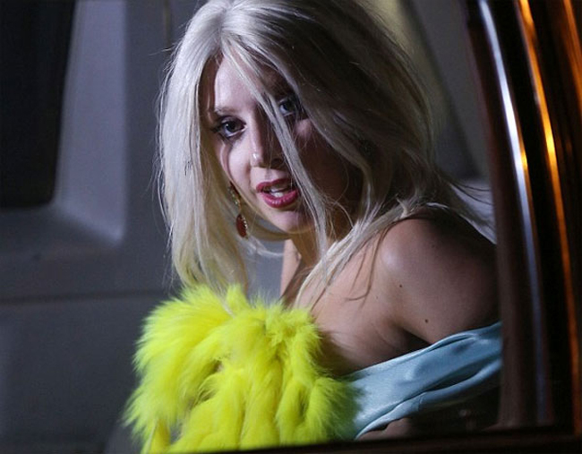 Lady Gaga bị lộ cảnh hớ hênh trên phim trường dù đang ở trong xe.