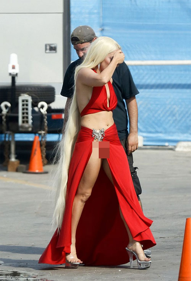 Khi quay bộ phim American Horror Story: Hotel, Lady Gaga cũng bị chiếc váy làm khổ chủ vì xẻ quá cao.