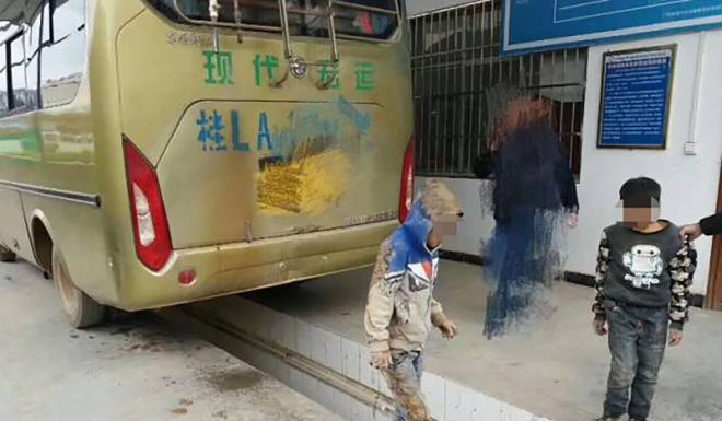 2 bé trai TQ liều mạng, bám gầm xe buýt 3 tiếng đi tìm bố mẹ - 2