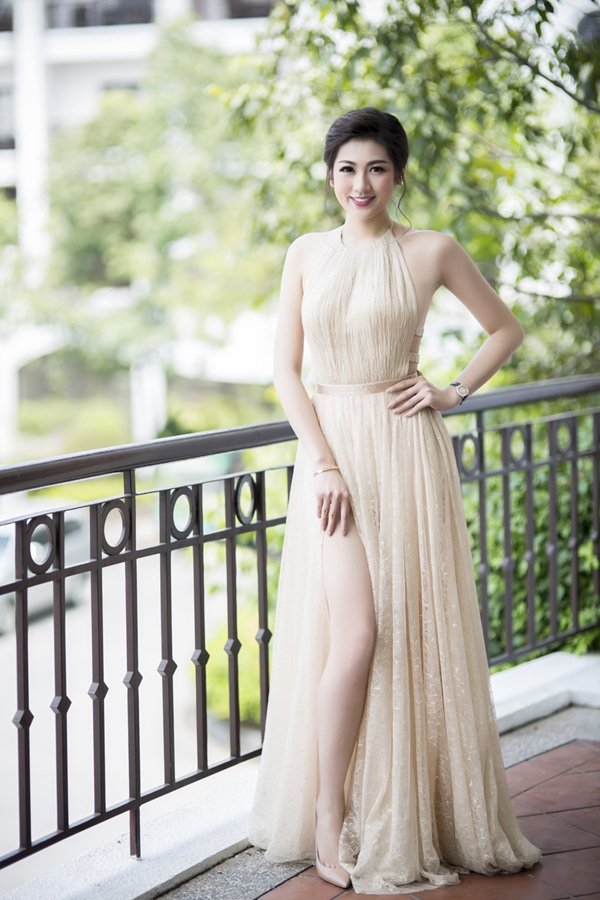 Đầm xẻ vô tận: Vũ khí quyến rũ của &#34;bạn gái Noo Phước Thịnh&#34; - 3