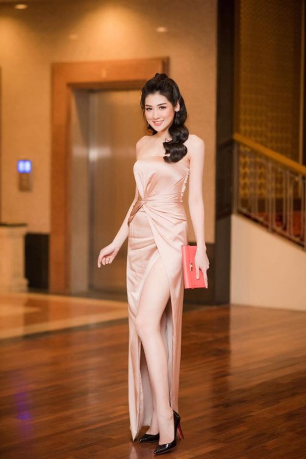 Đầm xẻ vô tận: Vũ khí quyến rũ của &#34;bạn gái Noo Phước Thịnh&#34; - 4