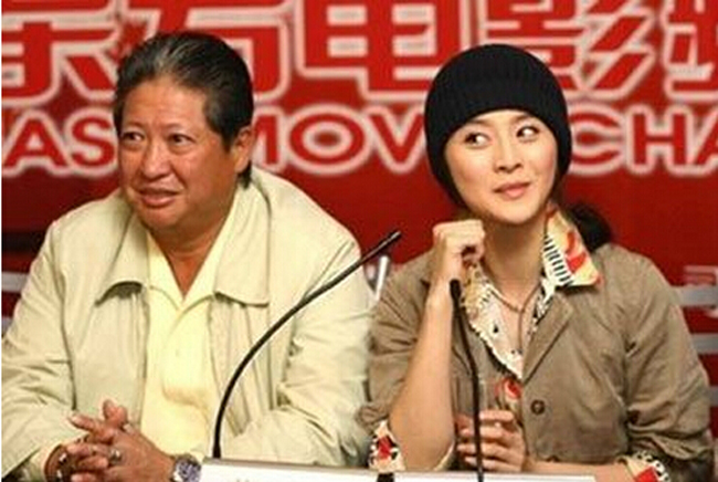 Trong làng giải trí Hoa ngữ, Phạm Băng Băng và Hồng Kim Bảo là mối quan hệ cha con nuôi được chú ý. Khi tham gia chung phim Đặc cảnh uy long, Phạm Băng Băng chia sẻ cô phải biết ơn cha đỡ đầu.