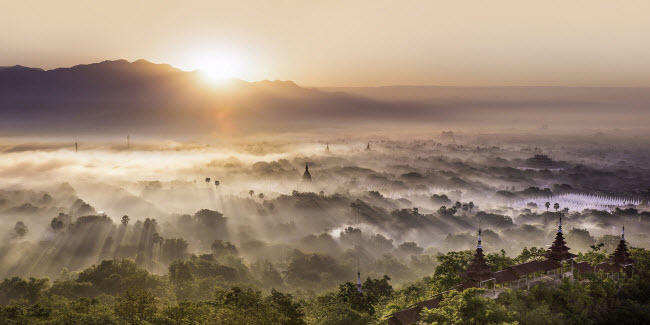 Khung cảnh mặt trời mọc trên những ngọn cây ở Manadalay, Myanmar. Ảnh: Amanda Hughes