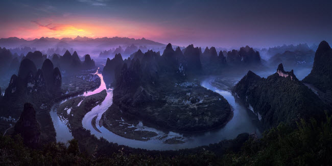 Bức ảnh ghi lại khoảnh khắc mặt trời mọc trên dãy núi Damian Shan của Trung Quốc đã đoạt giải nhất của cuộc thi. Ảnh: Jesus M Garcia