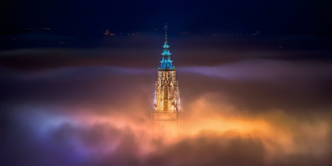 Bầu trời đêm đầy sương tại thành phố Toledo, Tây Ban Nha. Ảnh: Jesus M Garcia