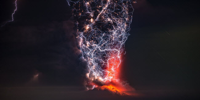 Sét đánh trúng dung nham đỏ rực phun trào lên từ núi lửa Puyehue-Cordón Caulle ở Chile. Ảnh: Francisco Negroni