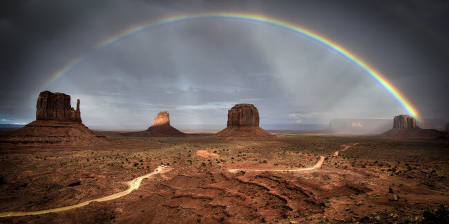 Cầu vồng tạo thành hình vòng tròn trên bầu trời tại bang Arizona, Mỹ. Ảnh: Frederic Huber