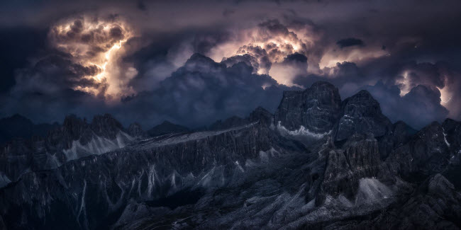 Khung cảnh bầu trời đêm ngoạn mục trên núi Lagazuoi ở Dolomites, Italia. Ảnh: Isabella Tabacchi