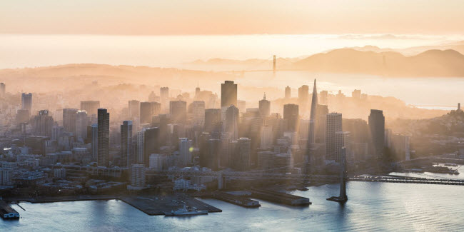 Cây cầu Cổng Vàng nổi bật dưới những tia nắng ban mai ở thành phố San Francisco, Mỹ. Ảnh: Matteo Colombo