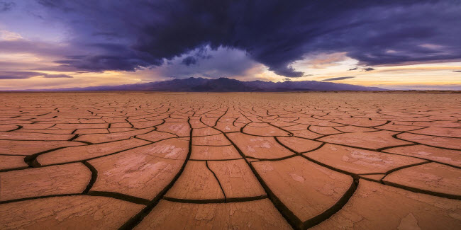 Bề mặt nứt nẻ tại Thung lũng Chết, Mỹ. Ảnh: Peter Coskun