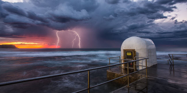 Cảnh tượng một trận bão lúc rạng đông tại Sunrise Merewether Baths in New South Wales, Australia. Ảnh: Shane Williams
