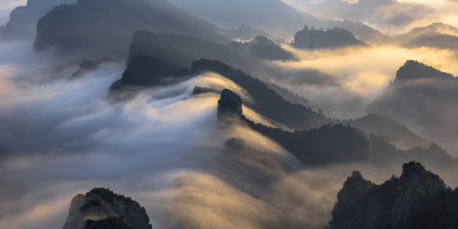 Sương mù bao phủ những dãy núi hùng vĩ ở Trung Quốc. Ảnh: Cedar Kraus