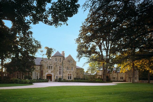 Căn biệt thự có tên Sabine Farm được xây dựng từ năm 1910 ở thị trấn Greenwich, Connecticut, Mỹ.