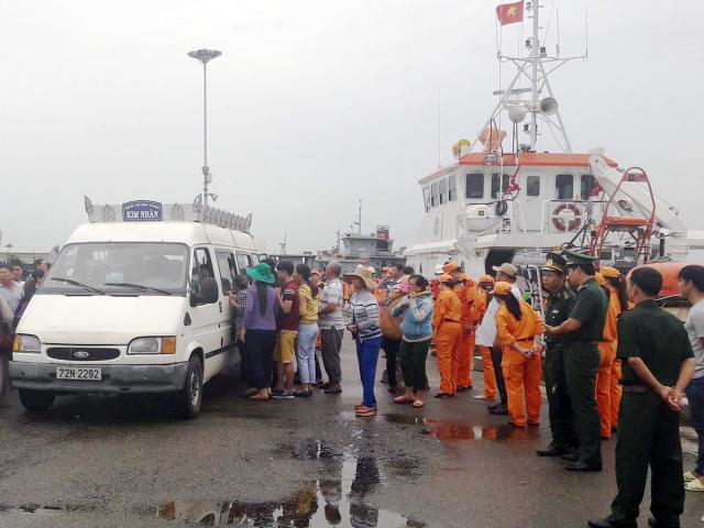 Vụ chìm tàu 6 người chết, mất tích: Đưa thi thể 2 thuyền viên về bờ