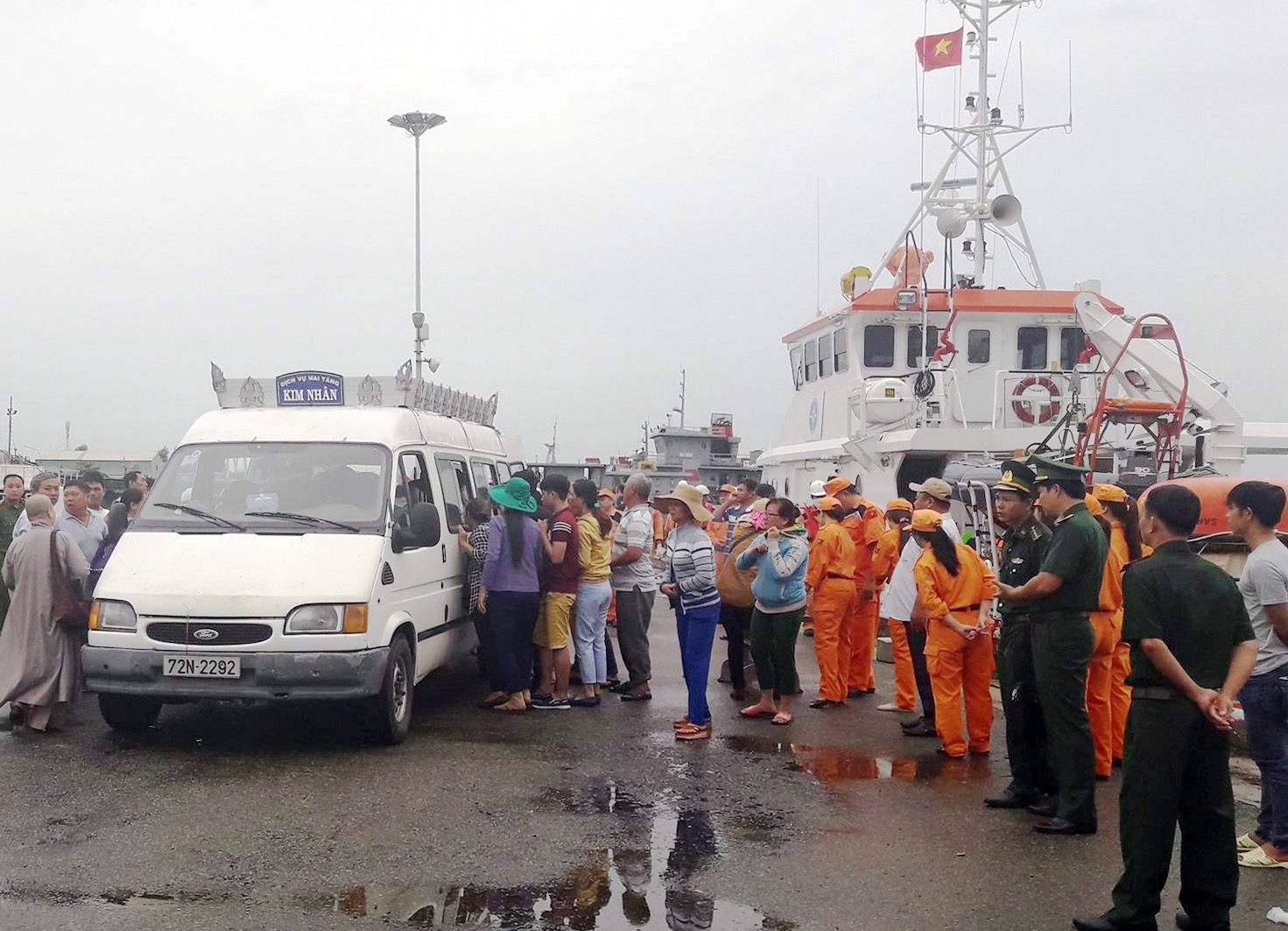 Vụ chìm tàu 6 người chết, mất tích: Đưa thi thể 2 thuyền viên về bờ - 2