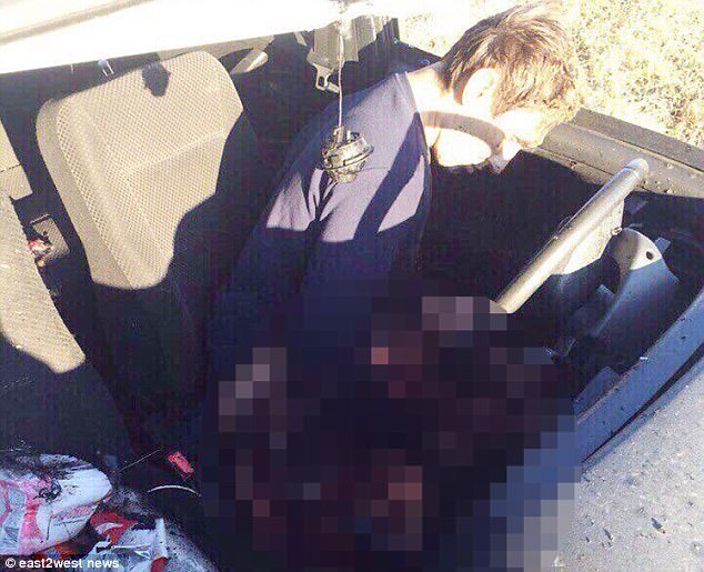 Thanh niên Nga vô tình rút chốt khi chụp ảnh với lựu đạn - 2