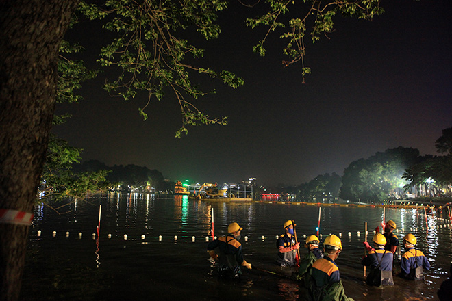 200 công nhân ngâm mình dưới nước nạo vét Hồ Gươm xuyên đêm - 1