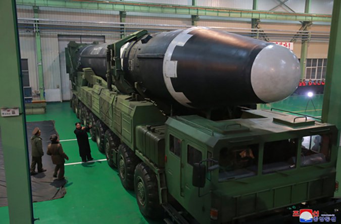Triều Tiên khoe ảnh khác lạ của tên lửa mạnh chưa từng có - 1