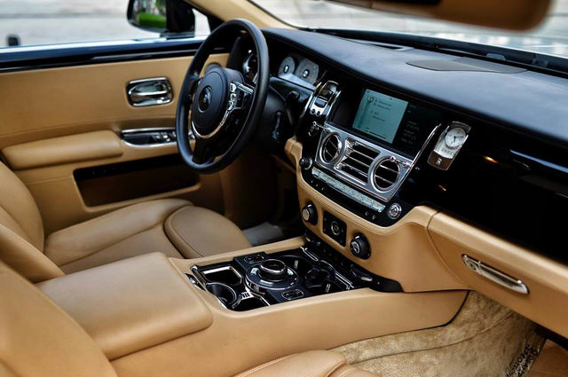 Rao bán xe siêu sang giá 24 tỷ đồng trên vỉa hè - 4