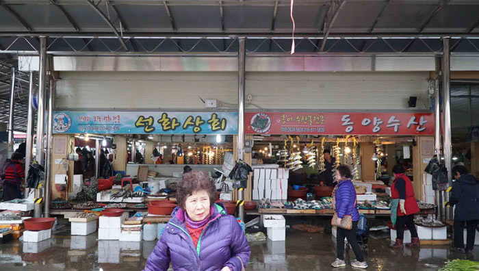 Lạc vào chợ "cổ" toàn... người già ở xứ sở Kim Chi - 1