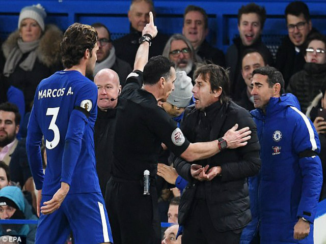 Chelsea thắng may: HLV Conte ”xơi” thẻ đỏ, cuống quýt xin lỗi