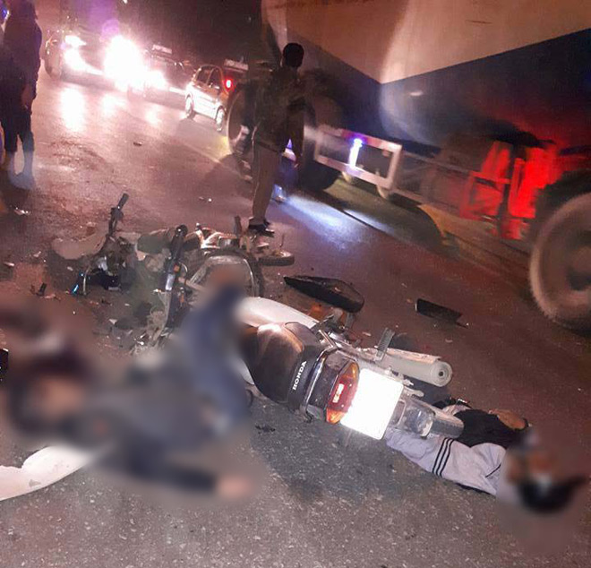Hà Nội: Hai xe máy vỡ vụn sau va chạm, 2 người tử vong - 1