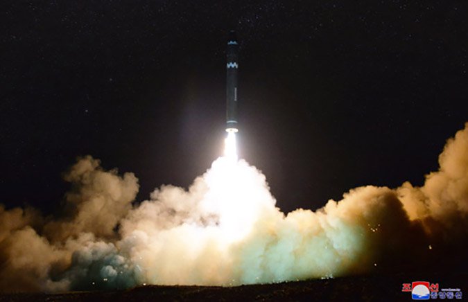 Xem tên lửa mạnh chưa từng có của Triều Tiên rời bệ phóng - 1