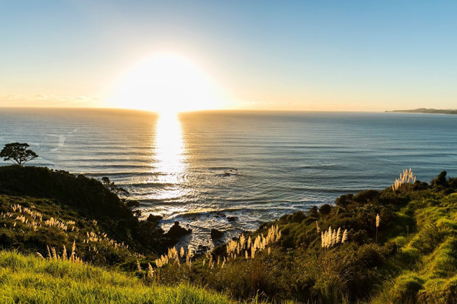 Tỷ phú Julian Roberston đã đầu tư xây dựng một tour du lịch kết hợp chơi golf sang trọng bậc nhất ở New Zealand, đất nước mà ông yêu thích. Tại đây, du khách có cơ hội được chiêm ngưỡng cả hai đảo Bắc và Nam New Zealand kéo dài trong 9 ngày. Ảnh: The Lodge, Kauri Cliffs là chặng dừng chân đầu tiên trong chuyến hành trình.