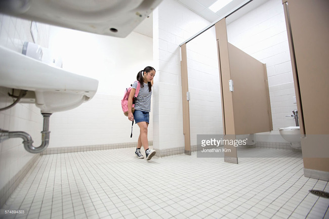  2. Chỉ được đi vệ sinh 3 lần: một trường học ở Chicago giới hạn số lần một học sinh được phép rời khỏi phòng học để đi vệ sinh là 3 lần. Bất cứ “lần phát sinh” nào buộc phải “nhịn” đến khi kết thúc buổi học. Hiệu trưởng đã giải thích với phụ huynh rằng, học sinh có thể dùng cớ đi vệ sinh để bỏ tiết.