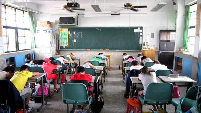 3. Bắt buộc ngủ trưa: học sinh ở Trung Quốc được phép ngủ trưa 30 phút vào giữa giờ. Giáo viên tin rằng giấc ngủ ngắn có thể cải thiện trí nhớ và cung cấp năng lượng cho việc học tập. Học sinh trường tiểu học có thể ngủ trưa trên bàn học và được phép mang chăn, gối đến. Học sinh lớn hơn thì phải ngủ trưa trong tư thế ngồi, nhiều khi dẫn đến sự phát triển cơ không đều và gây ra nhiều vấn đề khác về cột sống.