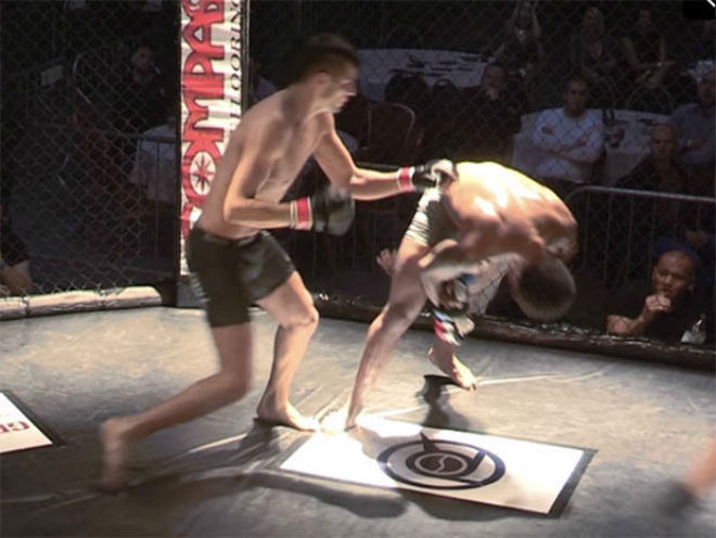 Cú knock-out choáng nhất năm: Đá rụng răng đối thủ, thắng siêu tốc - 3