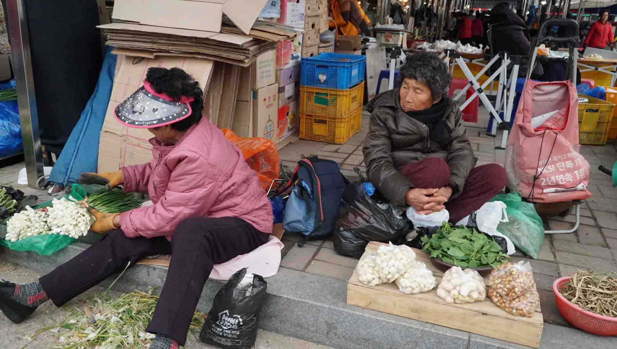 Lạc vào chợ "cổ" toàn... người già ở xứ sở Kim Chi - 2