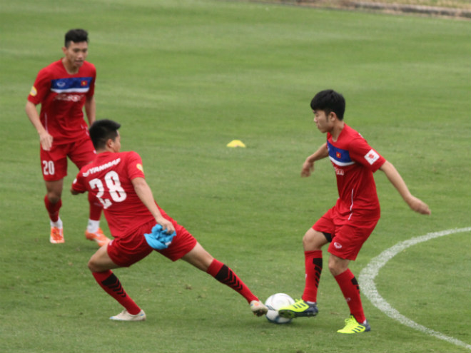 U23 Việt Nam: Công Phượng lừa bóng như Messi, &#34;đùa giỡn&#34; Xuân Trường - 1
