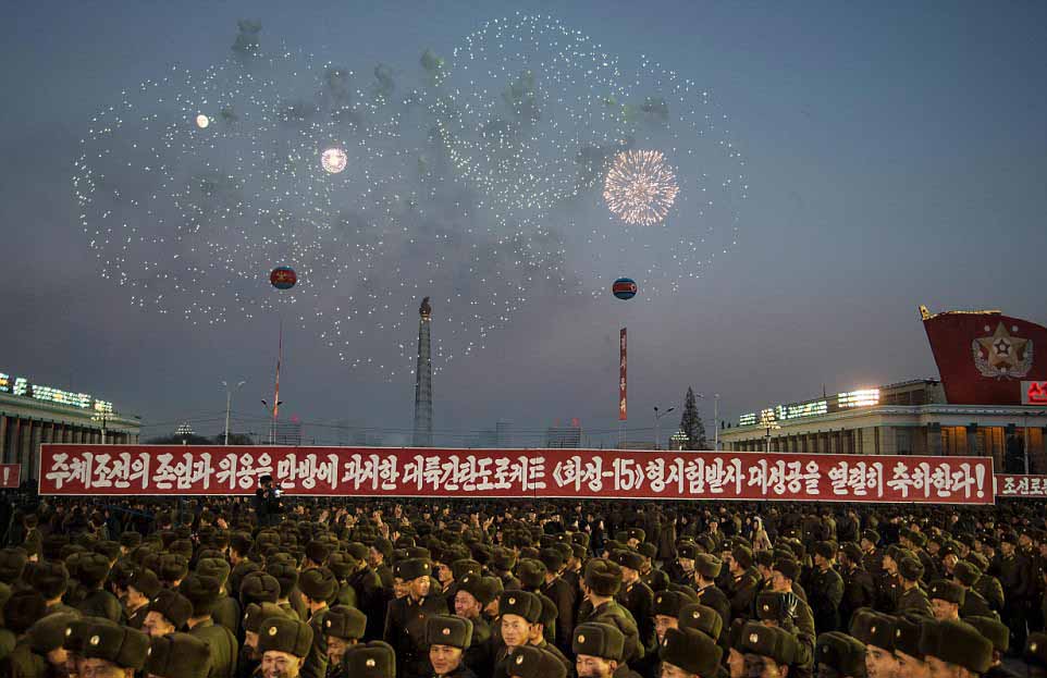 Cách hàng ngàn người Triều Tiên mừng vụ phóng tên lửa cực mạnh - 1
