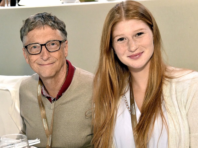 Lakeside School là ngôi trường mà tỉ phú Bill Gates từng theo học từ khi 13 tuổi. Chính thời điểm đó ông đã tìm thấy niềm đam mê với máy tính và gặp Paul Allen, người đồng sáng lập Microsoft.