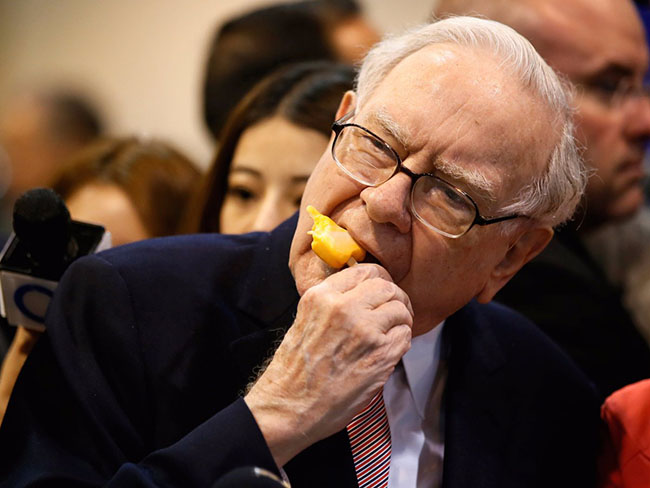 Đối với Giám đốc điều hành Berkshire Hathaway, Warren Buffett, bữa ăn sáng được quyết định bởi cách thị trường chứng khoán đang hiển thị. Business Insider cho biết mỗi buổi sáng, vợ ông, Astrid đặt một số tiền có sự thay đổi nhất định tùy theo sự lên xuống của thị trường. 2.61USD  mua 2 chiếc bánh kẹp, 2.95 USD để mua xúc xích McMuffin với trứng và phó mát, bánh bích quy, trứng và bánh phô mai có giá 3,17 USD. Waren cho biết thêm những ngày ông lựa chọn vào quán McDonald's đắt tiền hơn là khi ông cảm thấy thị trường đang rất "thịnh vượng”.