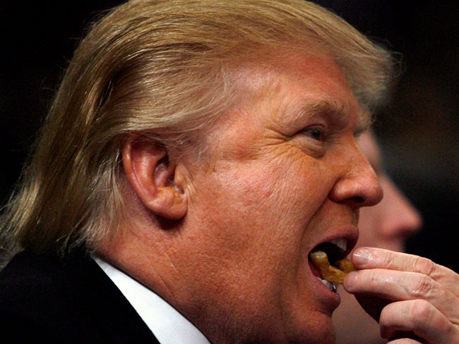 Donald Trump rất ít khi ăn sáng. Theo Chicago Tribune, thỉnh thoảng ông có thể sẽ ăn một chút thịt xông khói và trứng. Ông từng nói với Fox News rằng ông thích bánh bắp ngô ăn "ngay trên cánh đồng Iowa" trước cuộc tranh cử tại Iowa năm 2016. Và người trợ lý cũ của ông, Keith Schiller, cho biết rằng, đôi khi ông cũng sẽ dùng trứng hấp vào bữa sáng.